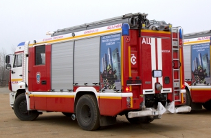 «Спецтехника пожаротушения» передала Москве 10 автоцистерн для тушения высотных пожаров